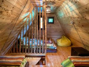 ein Zimmer mit einer Treppe in einer Holzhütte in der Unterkunft Vikendica Pustolov - Uvac, Zlatar in Nova Varoš