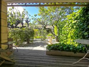 Jardin de l'établissement Hôtel Sous les Figuiers - Piscine, parking, centre ville
