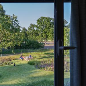 een uitzicht vanuit een raam van mensen in een park bij Elvier B&B in Mol