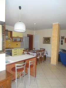 una cucina con tavolo e alcune sedie in camera di Villino Di Girolamo a Pineto