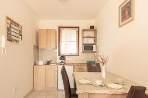 a small kitchen with a table and a kitchen gmaxwell gmaxwell gmaxwell gmaxwell at Modor Apartman in Alsópáhok