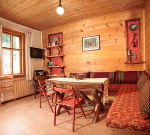 - un salon avec une table, des chaises et un canapé dans l'établissement Къща край реката - Триград, à Trigrad