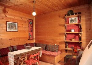 ein Zimmer mit einem Tisch und Stühlen in einer Hütte in der Unterkunft Къща край реката - Триград in Trigrad