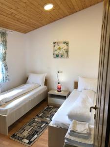 1 Schlafzimmer mit 2 Einzelbetten und einem Tisch in der Unterkunft Chalet Il Rifugio Bradet in Săcele