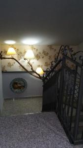 カスティリオーネ・ディ・シチーリアにあるAnimosa Suitesの壁に2つの照明が付いた階段のある部屋