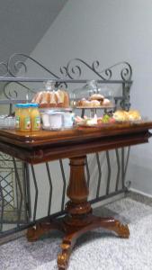 カスティリオーネ・ディ・シチーリアにあるAnimosa Suitesのテーブルにペストリーのトレイ