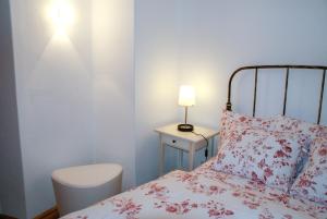 1 dormitorio con 1 cama y 1 lámpara en una mesa en AmKapuziner Apartments, en Salzburgo