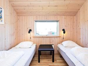 Galería fotográfica de Four-Bedroom Holiday home in Idestrup 3 en Bøtø By