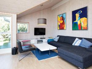 sala de estar con sofá y TV en 9 person holiday home in V ggerl se, en Bøtø By
