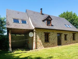 ein altes Backsteinhaus mit einem Gameradach in der Unterkunft Quaint Holiday Home in Ferce in Fercé