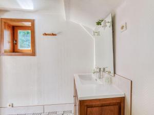 ein Badezimmer mit Waschbecken und Spiegel in der Unterkunft Quaint Holiday Home in Ferce in Fercé + 31 Fotos