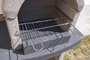 una parrilla está sentada sobre una mesa en Maison de standing avec jardin à 200m de la plage, en Berck-sur-Mer