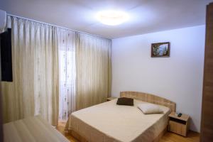 コンスタンツァにあるApartament Faleza Nordの小さなベッドルーム(ベッド1台、窓付)