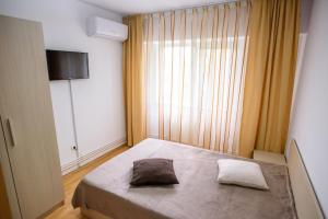 コンスタンツァにあるApartament Faleza Nordのベッドルーム1室(枕2つ付)