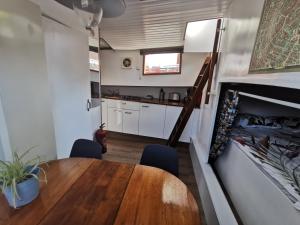 Waterloo square river vieuw houseboat tesisinde mutfak veya mini mutfak