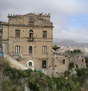 un vecchio edificio sul fianco di una collina di Torreammare a Salerno