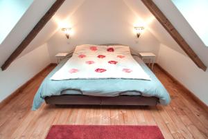 1 dormitorio con 1 cama en el ático en Les gites du Lety, en Perret