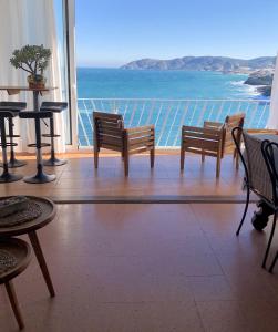 Zimmer mit Stühlen und Meerblick in der Unterkunft Bright apartment with sea view in Llançà - 90 m² - Terrace in Llança