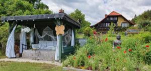 塞博登的住宿－Landhaus Egger，花园凉亭内的一张床位