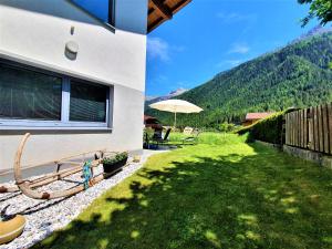 dom z dziedzińcem z widokiem na góry w obiekcie Apartment Stubai w Neustift im Stubaital