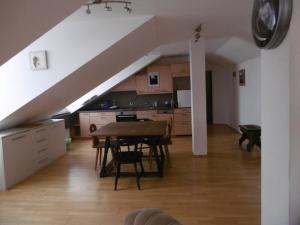 Kuchnia lub aneks kuchenny w obiekcie Appartements Donaublick