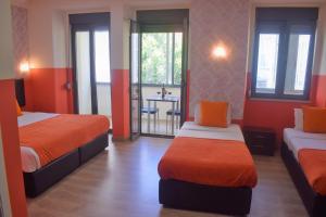 um quarto de hotel com duas camas e uma mesa com uma mesa em Universo Romantico em Lisboa