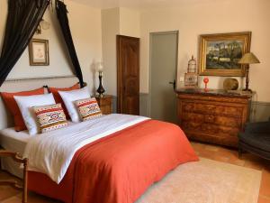 sypialnia z dużym łóżkiem i komodą w obiekcie Les Aurochs w mieście Grimaud