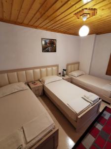 Un pat sau paturi într-o cameră la Tomor Shehu Guest House