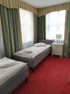 Hotel pod Muzami tesisinde bir odada yatak veya yataklar