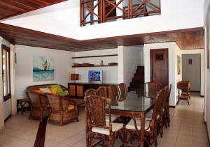 ein Esszimmer mit Tisch und Stühlen in der Unterkunft Lagoa Eco Village in Pipa