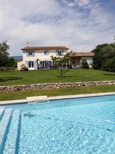 uma grande piscina em frente a uma casa em Villa vue imprenable sur château em Ansouis