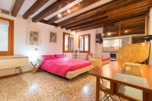 A bed or beds in a room at Appartamenti Cà d'Oro