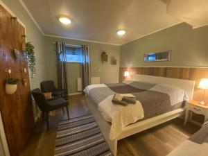 1 dormitorio con cama, escritorio y silla en Stóra-Mörk III Guesthouse, en Stora Mork