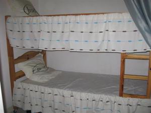 Etagenbett in einem Zimmer mit Fenster in der Unterkunft Residence Legenese - Studio COSY avec belle TERRASSE en REZ de JARDIN - 150m PLAGE in Carnac-Plage