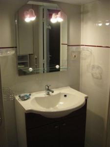a bathroom with a sink and a mirror at Residence Legenese - Studio COSY avec belle TERRASSE en REZ de JARDIN - 150m PLAGE in Carnac-Plage