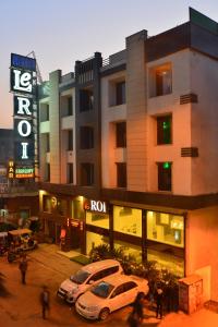 dos coches estacionados frente a un hotel en Hotel Le Roi Near New Delhi Railway Station en Nueva Delhi