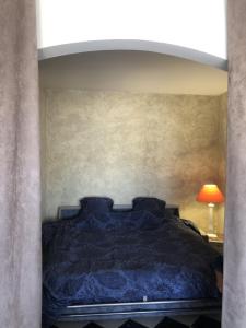ステラ・プラージュにあるLes Goelandsのベッドルーム1室(青い掛け布団付きのベッド1台付)