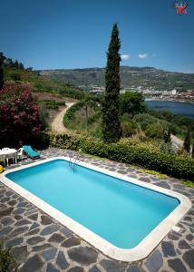 ラメーゴにある3 bedrooms villa with city view private pool and enclosed garden at Lamego 3 km away from the beachの眺めの良いヴィラ内のスイミングプール