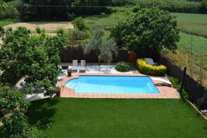 una imagen de una piscina en un patio en Casa Particular en Banyoles