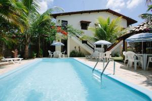 A piscina localizada em Pousada Hibiscus ou nos arredores