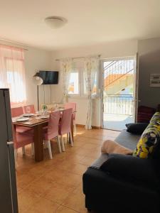 Televízia a/alebo spoločenská miestnosť v ubytovaní Apartmani Maksan