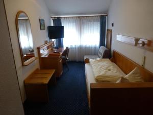 Postel nebo postele na pokoji v ubytování Hotel-Gasthof-Hirsch