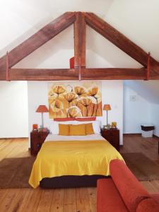 ヴィラ・ノヴァ・デ・ミルフォンテスにあるStressfree Suiteのベッドルーム1室(黄色のベッドカバー付)