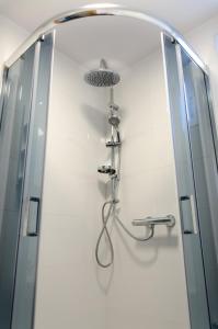 加茨比亞格拉的住宿－Domki Betina，带淋浴的浴室(带玻璃墙)