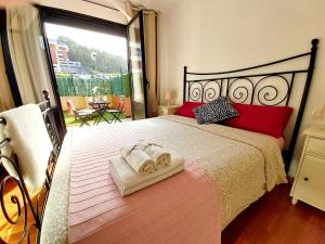 sypialnia z dużym łóżkiem z ręcznikami w obiekcie CASTRO COSTA NORTE Apartamento Jardín Garaje w mieście Castro-Urdiales +16 zdjęć