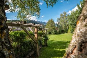 Vonkajšia záhrada v ubytovaní Belvedere Dolomites Flower Hotel