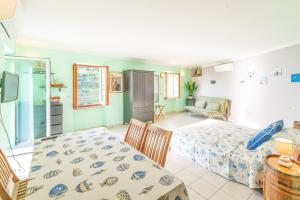 - une chambre avec un lit et une table dans l'établissement Cà du Nilo, à Manarola