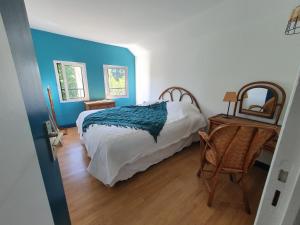 una camera da letto con un letto, un tavolo e una sedia di Domaine De Marlas - Gîte de Charme a Rieucros