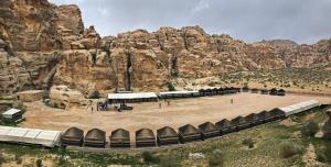 een treinstation tegenover een rotsachtige berg bij Ammarin Bedouin Camp in Wadi Musa