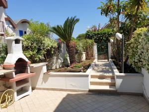 Um jardim em LA VILLA fronte SPIAGGIA BANDIERA BLU